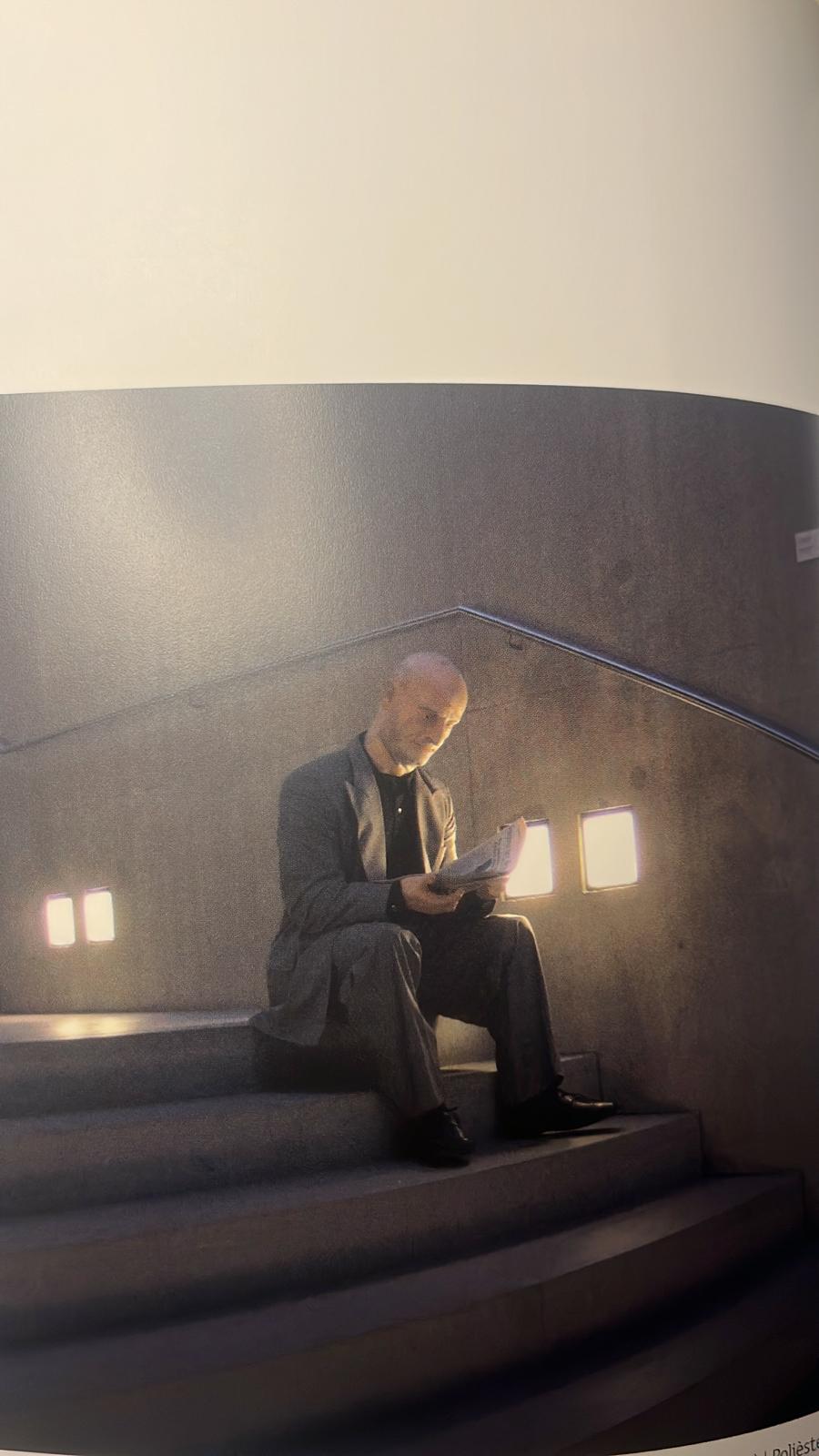 Interior del libro - hombre leyendo